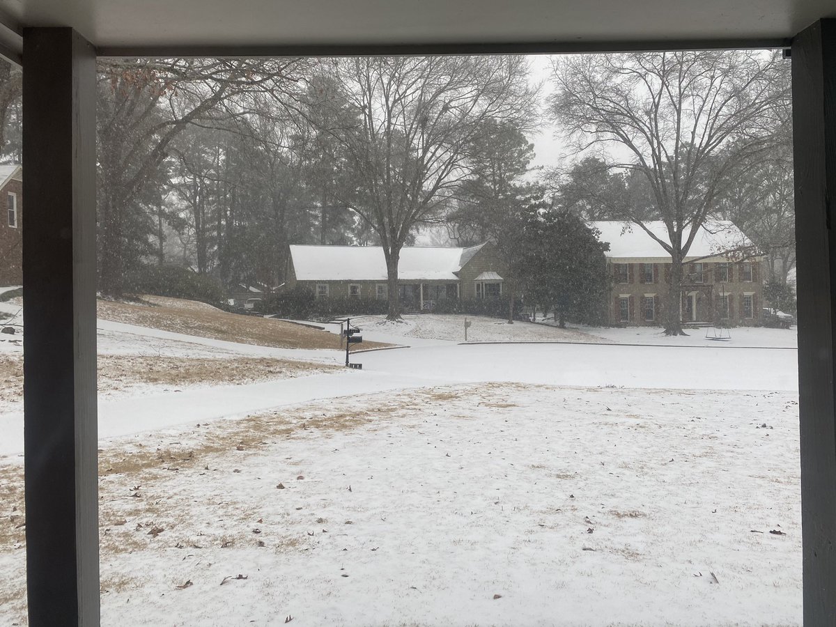 MandiMJ's tweet photo. @joeysulipeck These two pictures are 30 mins apart!  10am and 10:30am. In Germantown!  The snow is definitely here! https://t.co/GsP4Z4mg6w