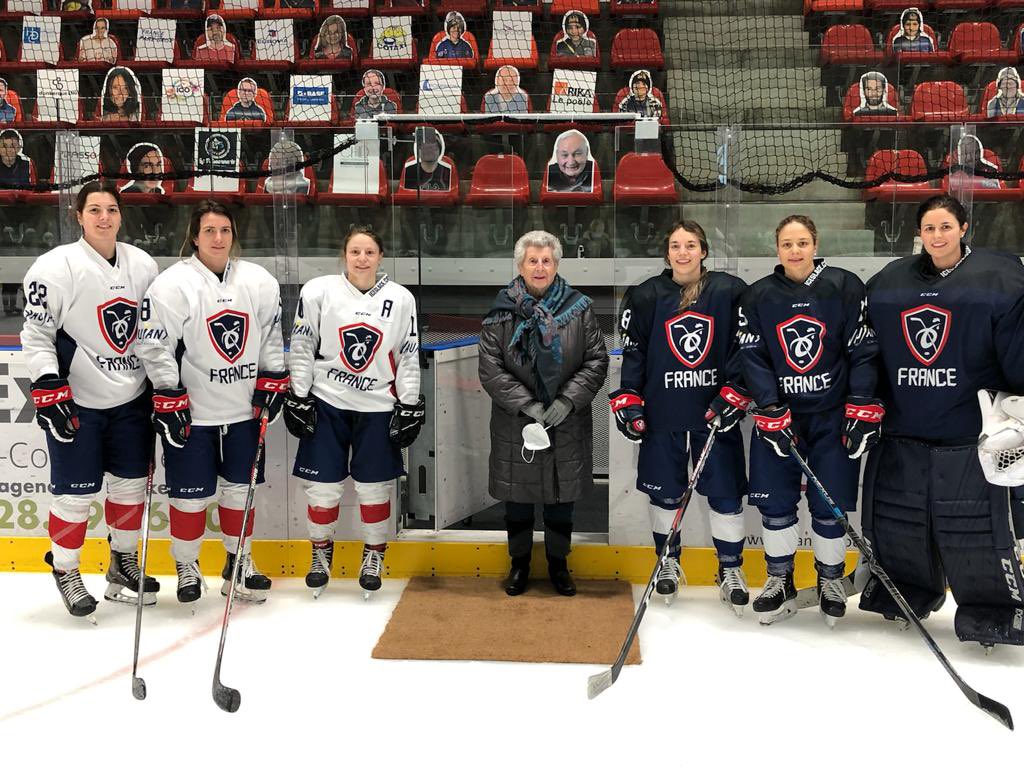 Hockey_FRA's tweet photo. 🙌 Merci à @Dunkerque pour l’accueil réservé à nos Bleues 🙌

En 📸 avec nos joueuses : Marie-Claude Raffoux, figure emblématique du hockey-sur-glace dunkerquois et français, et Michel Duvin, secrétaire du club @lescorsairesdk.

#TeamFranceFamily #ObjectifJO https://t.co/DEvZkf0t23