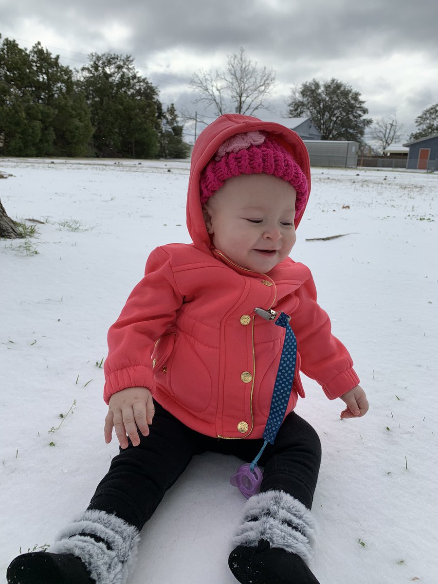 _LaRaeStanley_'s tweet photo. Baby’s first snow day🥰 February 2021 https://t.co/kksSB2jrM6