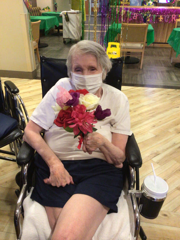 HCrossingHC's tweet photo. Our residents had a blast making their loved ones flower arrangments, today! #getinspired https://t.co/iDGDzraSis