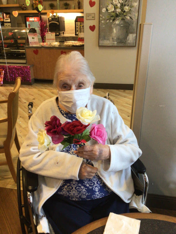 HCrossingHC's tweet photo. Our residents had a blast making their loved ones flower arrangments, today! #getinspired https://t.co/iDGDzraSis