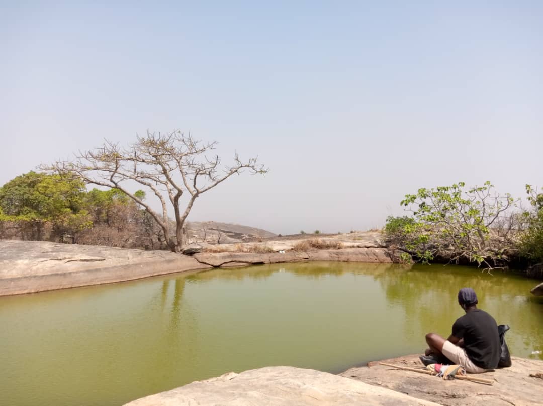 The Ado Awaye suspended lakeThere are just 2 in this world,one in Colorado,the USA and one in Ado Awaye,Iseyin local government area of Oyo stateA suspended lake is a stagnant water body found on a mountain so this is pretty coolA thread of my experience Kindly RT
