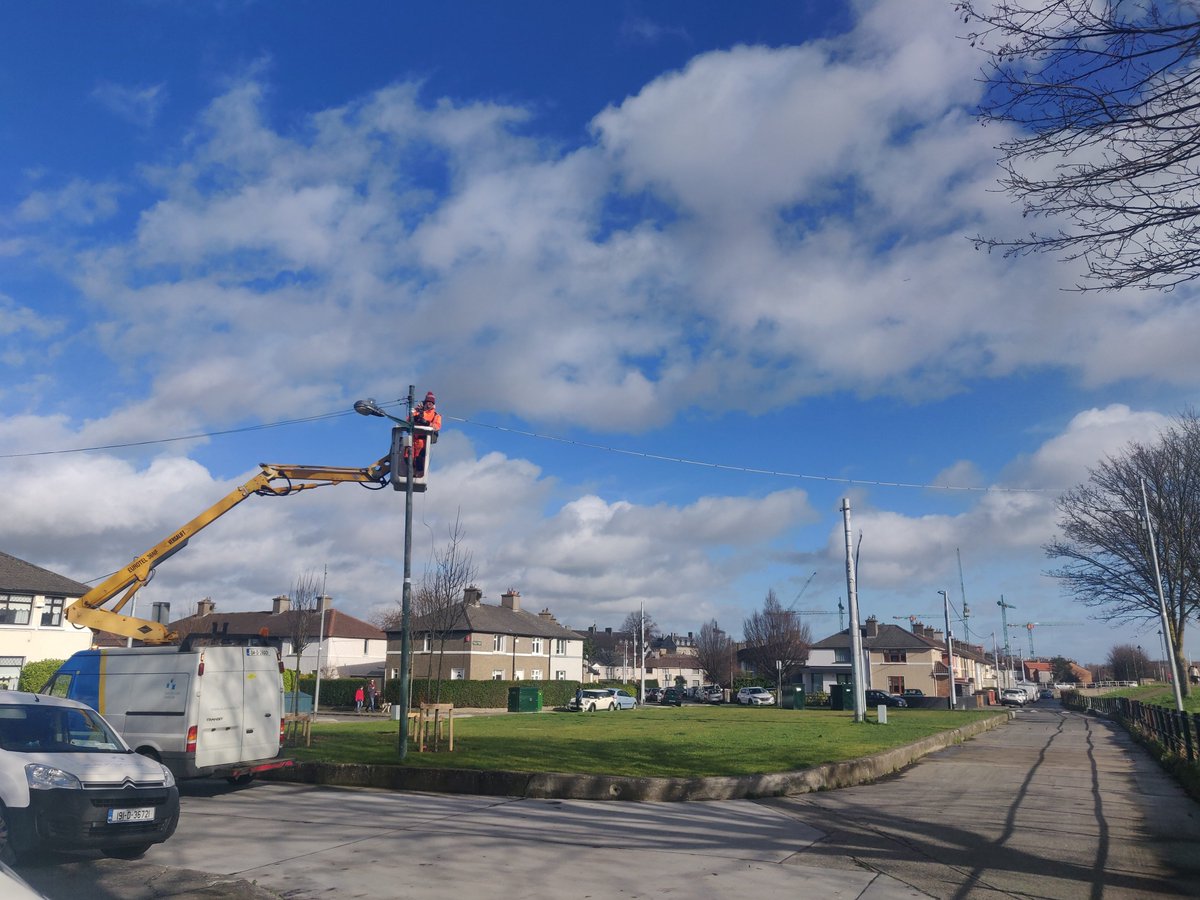 "They the fancy new LED lights going in?""Yep."A chat with the lads putting in new lighting in Inchicore prompts a quick thread for the odd kind of people potentially interested in the energy savings we can make from public lighting changes. (1/9)