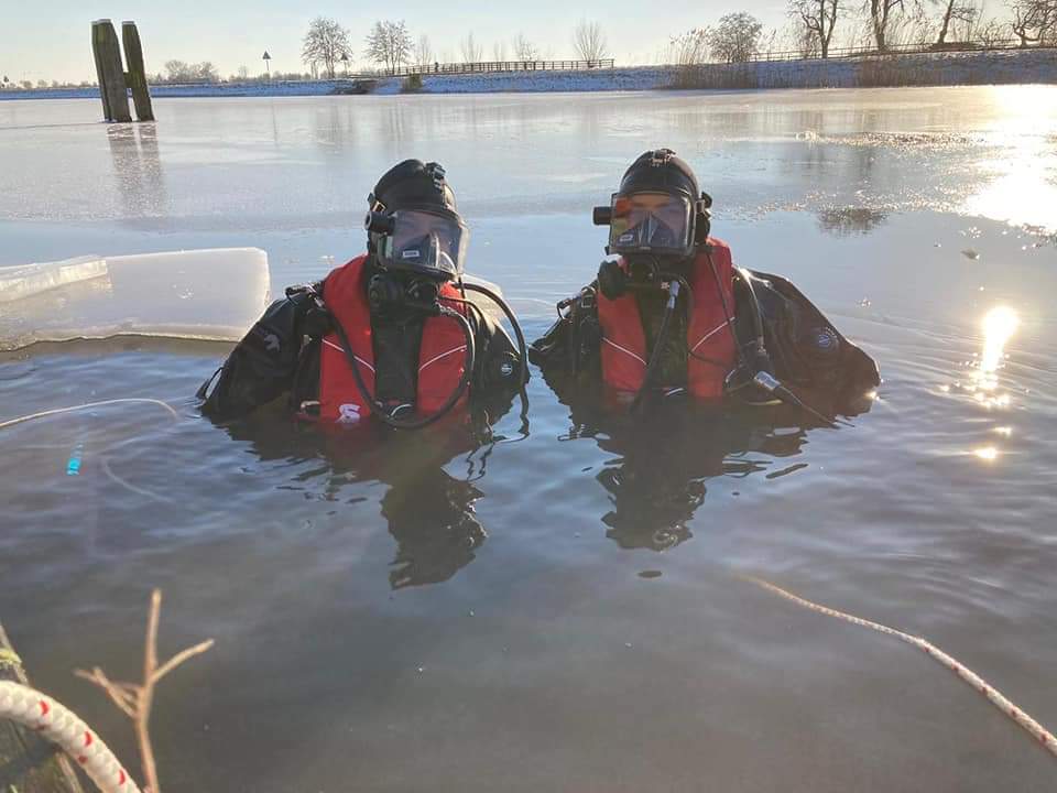 brw_nederhorst's tweet photo. NH Nieuws heeft een leuke reportage gemaakt over ons specialisme brandweerduiken en dan in het bijzonder over onze ijsduik van afgelopen donderdag. 

Wij zoeken dus nieuwe collega's die eventueel naast brandweerman/vrouw ook brandweerduiker willen worden.

https://t.co/qV2U1LnaNZ https://t.co/0xLnPoJzpx