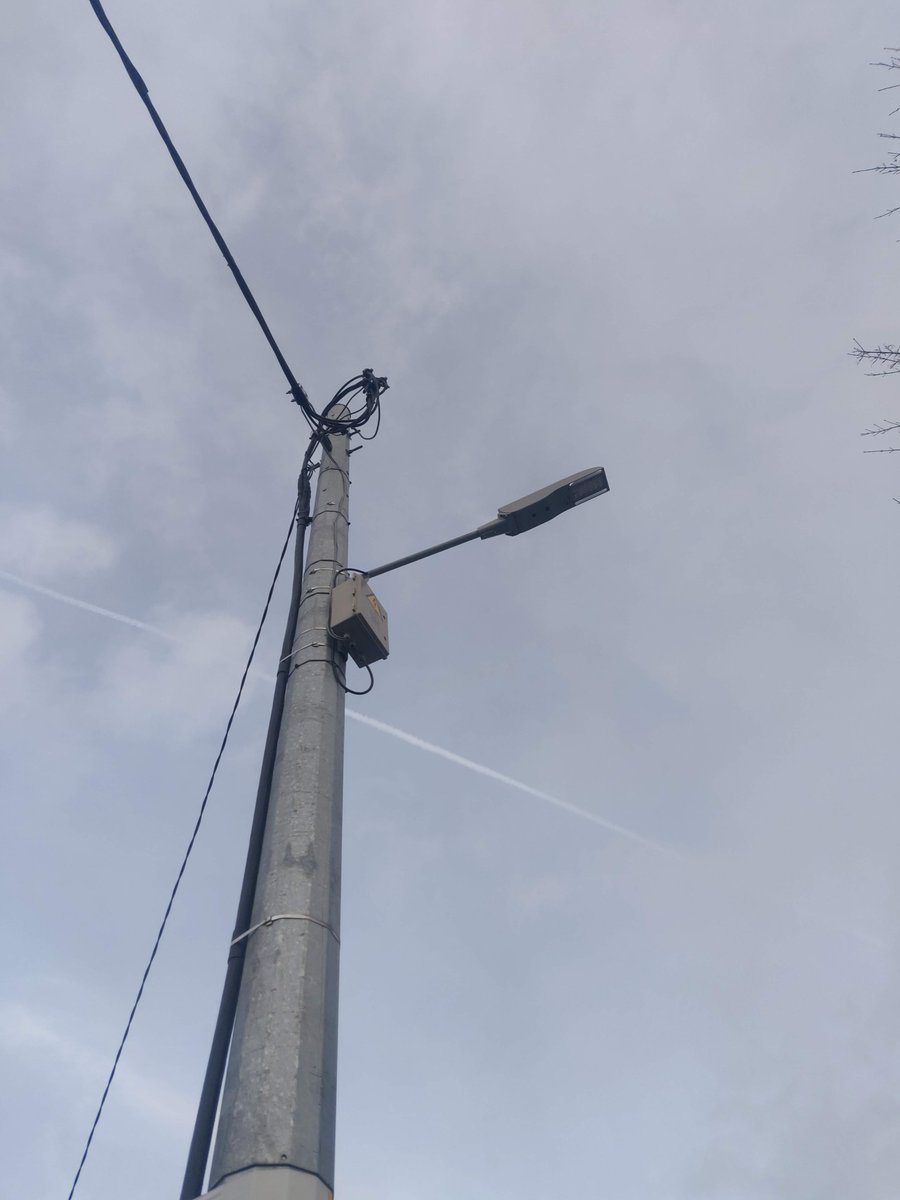 Now I ain't no lights expert (*audience gasps*), but you can fairly easily tell the old from the new kind. They're midway through changing them here in Inchicore, as you can see.(Yes, I am the local man who goes around taking photos of lighting. Embrace your thirties.) (4/9)