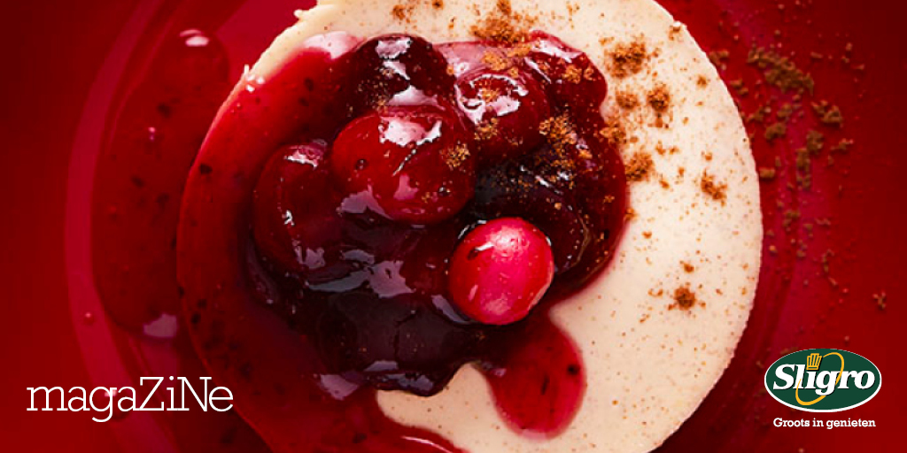 Deze winterse panna cotta met cranberry is niet alleen een lust voor het oog, maar ook nog eens bijzonder lekker. Bekijk meer recepturen via: bit.ly/3ppAfc9

#magaZiNe #Dessert #winters
