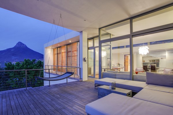 Filmspace_SA's tweet photo. Situated on every Capetonian’s favourite beach, this Bakoven Filmspace offers filmmakers views of the ocean as well as every influencer’s favourite sunset spot, Lion’s Head.
What’s not to love?❤️ 
Ready to roll?🎥 Book this Filmspace today! - https://t.co/pmuV75MhAJ https://t.co/L44uepnxpE