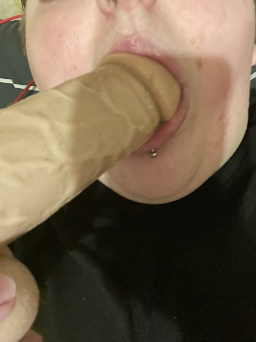 JBBottom1's tweet photo. Who wants to shove it deep down my throat and ass!?... Or better more use your yummy cock to go inside me instead!?... 😈😍😜😘😈 Xxx https://t.co/tFT8f8UIE2