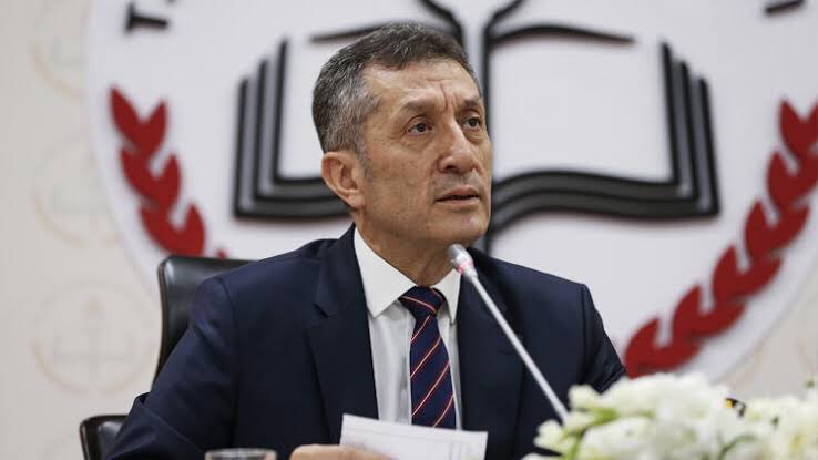 sondakkikaresmi's tweet photo. #Twitter'da Öğrencilerin #SinavdaYokuz etiketi altında atılan #tweetler 620 bine yaklaştı.
Bakan Selçuk herhangi hala ses çıkarmadığı için öğrenciler   #ZiyaBakanİstifa tagı başlattı https://t.co/rFMXjX2wEq