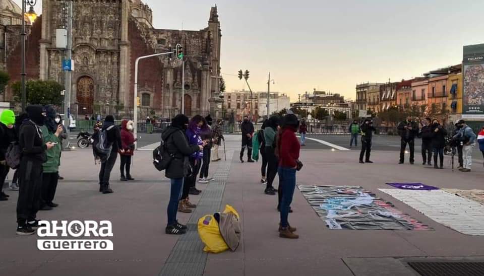 Afuera de la mañanera, feministas realizan el performance "un violador en tu camino", contra Félix Salgado

✍🏽 | Nota: bit.ly/3pr8Q9I