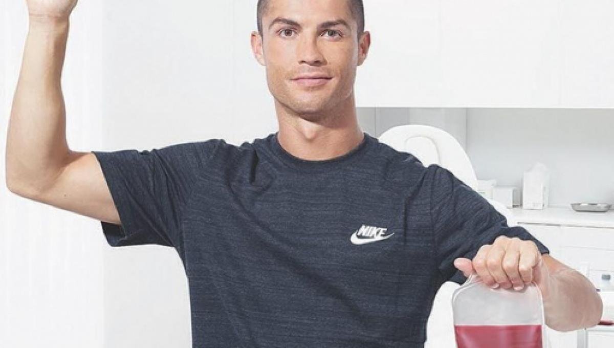 Ce qu'il faut savoir c'est que CR7 ne fait pas de tatouage car ça empêche de faire des dons de sang pendant plusieurs mois. Il a pris l'habitude de faire un don tous les six mois, et un tatouage l'en empêcherait potentiellement.