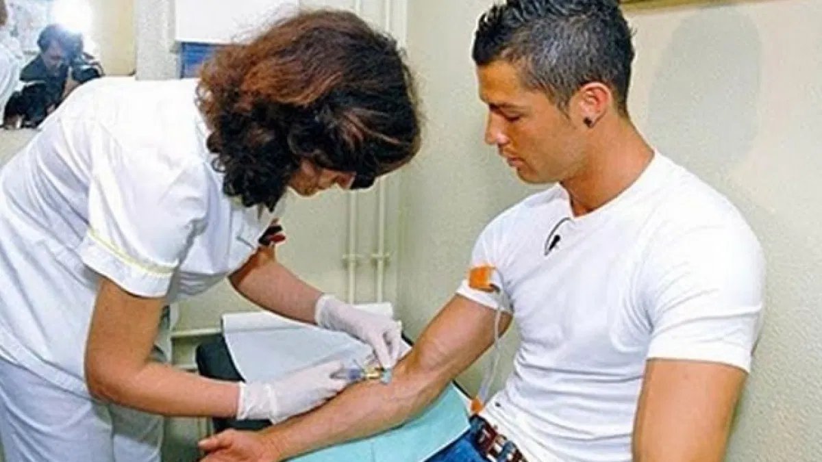 Ce qu'il faut savoir c'est que CR7 ne fait pas de tatouage car ça empêche de faire des dons de sang pendant plusieurs mois. Il a pris l'habitude de faire un don tous les six mois, et un tatouage l'en empêcherait potentiellement.