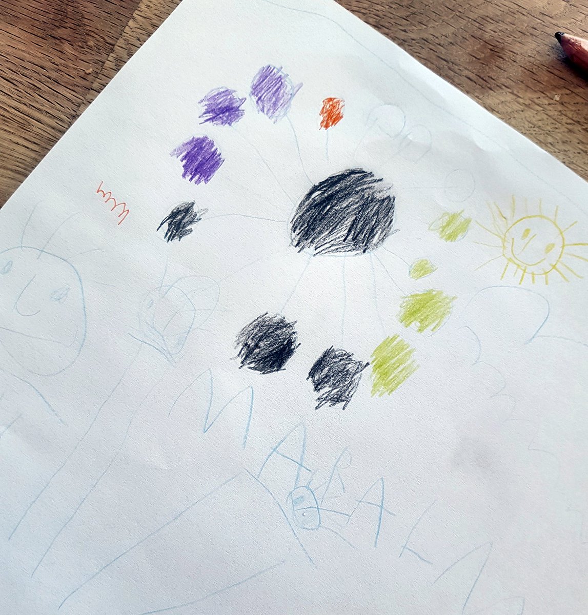 Corona und die Seele von Kindern. Meine 3jährige Tochter fragt: „Soll ich ein Coronavirus malen?“ „Weißt Du, wie der aussieht?“ „Hab ich in den Nachrichten gesehen.“