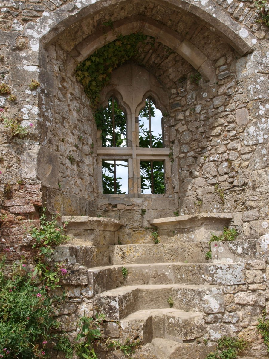 #Februinary Carisbrooke Castle, Isle of Wight. in 1000 a site of fortification. Castle Built after Norman Conquest with additions over the centuries. Used as an artillery fortress, King's prison and a royal summer residence etc. <a href="/LandscapeIan/">I</a>
