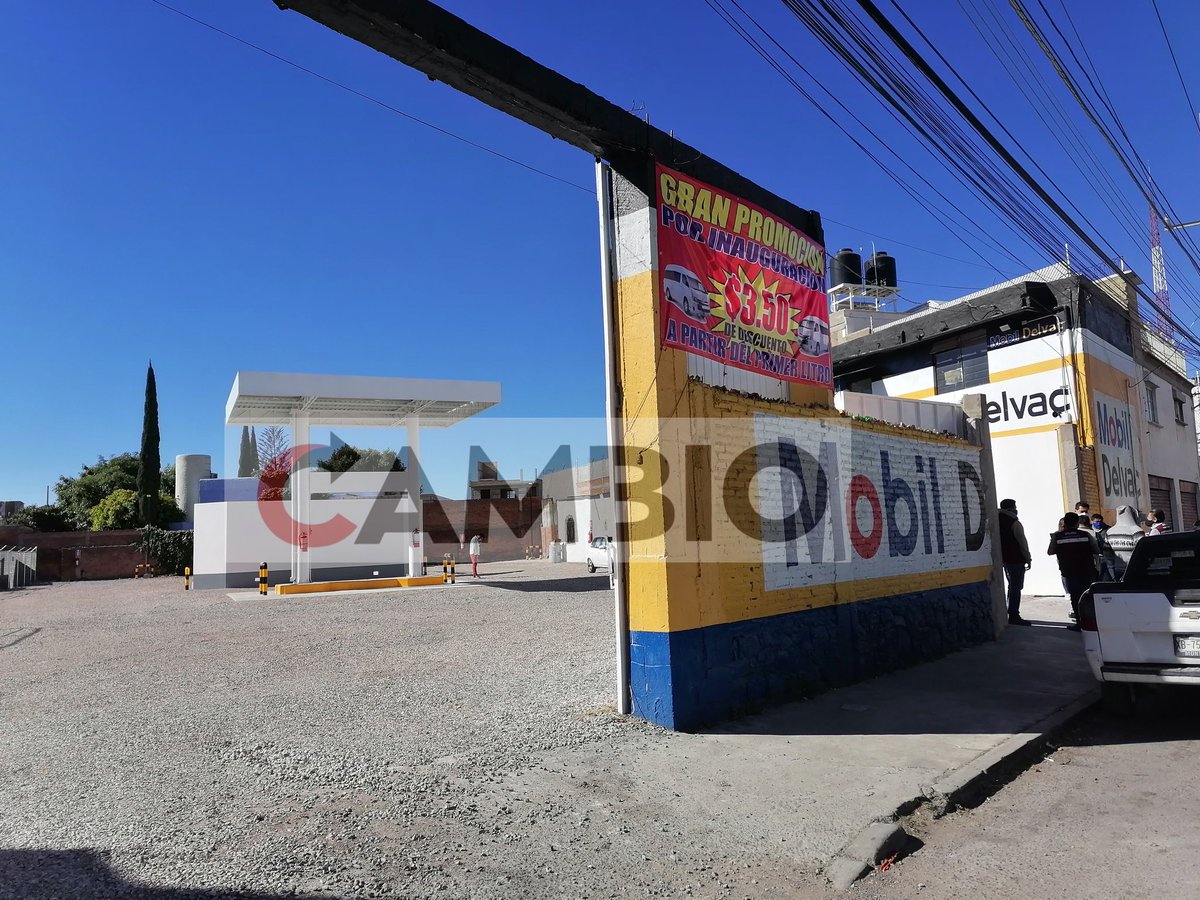 LeslieMora22's tweet photo. 🔴Vecinos de la colonia Resurgimiento, lograron que elementos de Normatividad y Protección Civil clausuraran una gasera que supuestamente pertenece a la familia de la secretaria del @PueblaAyto, @LizaAceves1. | @Diario_Cambio @Nigromanterueda https://t.co/ai9jvNTfuF