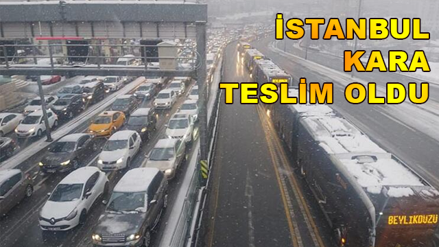 GazeteTan's tweet photo. Gelen bir son dakika haberine göre, İstanbul'da #kar yağışı akşam saatlerinde yeniden etkisini artırmaya başladı. #Beylikdüzü yönünde ani bastıran gök gürültülü sağanak kar sebebiyle #trafik durdu

https://t.co/5LInVKYVZF https://t.co/lKyoiD4pcK