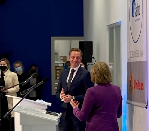 Vandaag was minister Hugo de Jonge te gast bij het pandemielab Hudson. ‘Mede dankzij uitbreidingen als deze beschikken we nu ook in Nederland over voldoende grote moleculaire laboratoria om in geval van een pandemie grootschalig en snel te testen. saltro.nl/Minister-Hugo-…