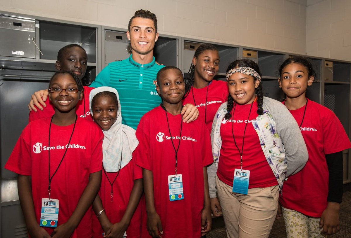 En 2013 Cristiano Ronaldo devient ambassadeur de l'association Save The Children, qui oeuvre pour les enfants à travers le monde.CR7 : "Quand j'ai su qu'un enfant sur sept dans le monde va se coucher tous les soirs en ayant faim, je n'ai pas hésité à m'impliquer" 
