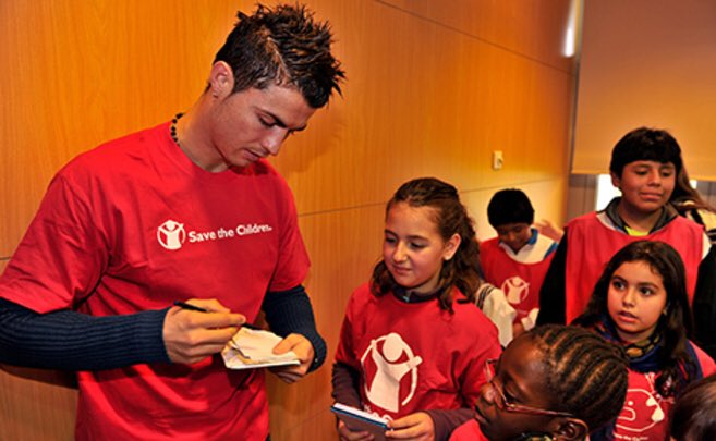 En 2013 Cristiano Ronaldo devient ambassadeur de l'association Save The Children, qui oeuvre pour les enfants à travers le monde.CR7 : "Quand j'ai su qu'un enfant sur sept dans le monde va se coucher tous les soirs en ayant faim, je n'ai pas hésité à m'impliquer" 