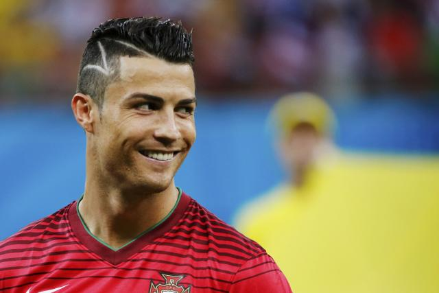 En 2014 pendant la rencontre USA - Portugal, Cristiano Ronaldo se présente avec une coupe de cheveux originale, un genre de Z tracé sur le côté. Enormément de personnes s'étaient moquées de cette coupe à l'époque, sans savoir la vraie raison que je vais vous expliquer 