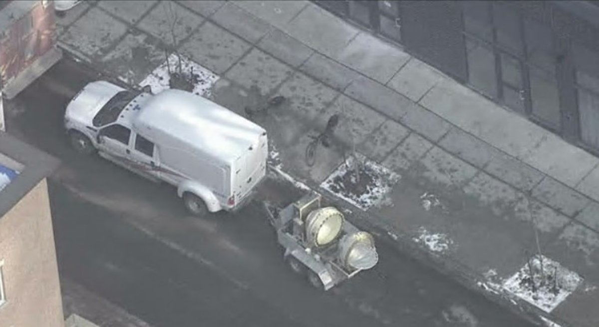 Roads closed, residents evacuated to buses after incident requiring police explosives experts in Toronto's Liberty Village area
cp24.com/news/police-in…