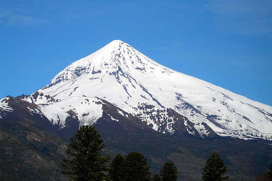 mingaancestral's tweet photo. #RutasAncestrales  senderos  Volcán Lanín, comunas Curarrehue y Junín de los Andes
Lanín es identificado como Pijan Mawiza (Pillán o Pülli Am), montaña-volcán con importante espíritu, espacio donde  se desarrollan  importantes ceremonias.
#TerritorioAncestral https://t.co/5agF2fYJnf