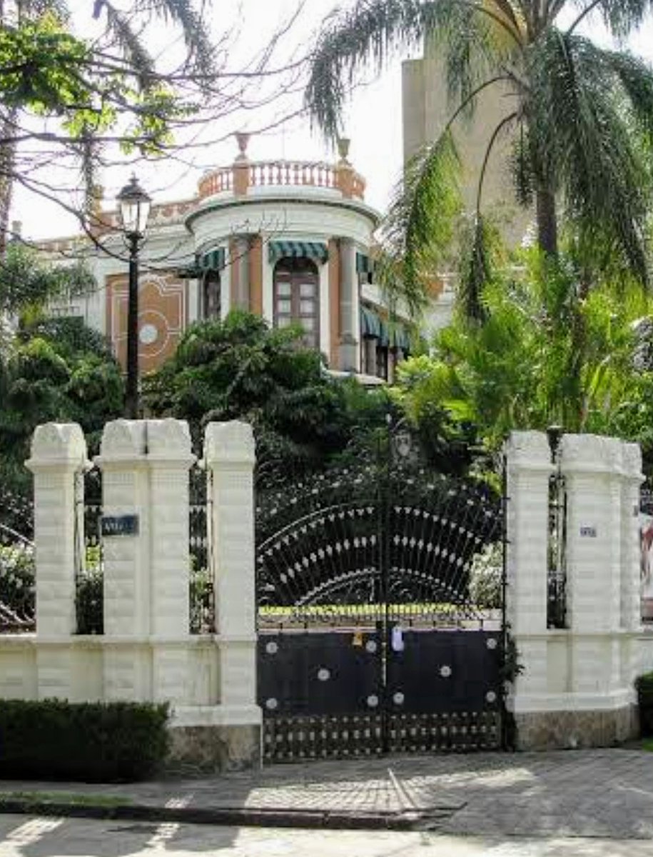 GasparfMonica's tweet photo. Hoy fue día de recordar la majestuosidad y belleza de las hermosas construcciones que embellecen a mi bella Guadalajara. Feliz 479 aniversario #AmoGdl https://t.co/zS3yenHUCn