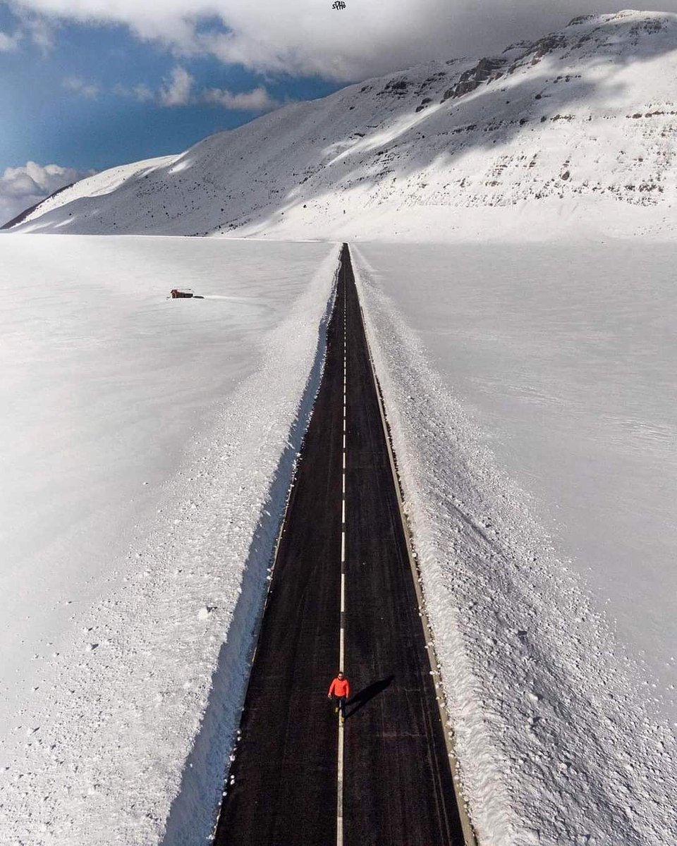 ItalyInTheHeart's tweet photo. 🇮🇹 Campo Imperatore, L'Aquila, Abruzzo
📷 @stefanosponta

#campoimperatore #emperorsfield #laquila #abruzzo #sun #clouds #mountain #sunrise #alba #street #beststartofday #buongiorno #goodmorning #beautiful #instagood #photooftheday #travel #travelplace #travelphoto #italy #ita https://t.co/uZhb9HJZcU