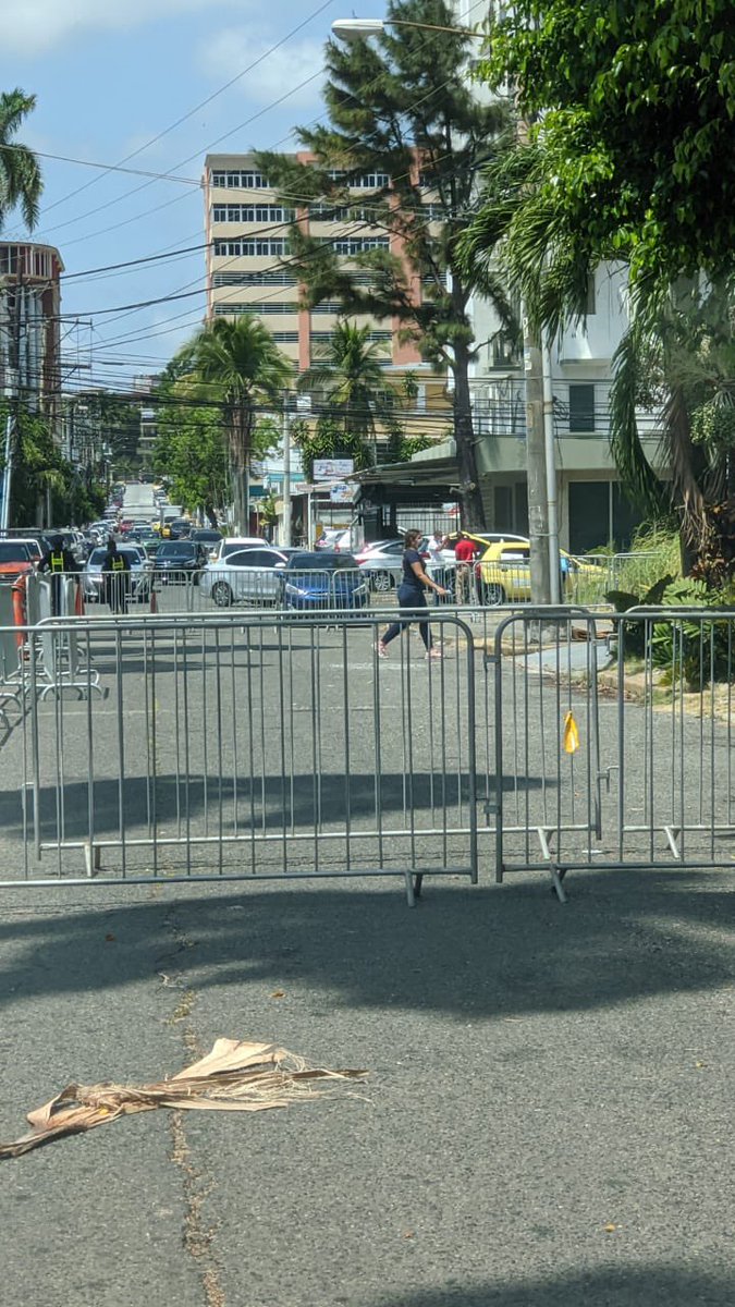 Policía cierra la calle del @senniaf LA CALLE! para que las personas no puedan llegar a protestar! Si ésto no es una dictadura no se que más pruebas quieren.