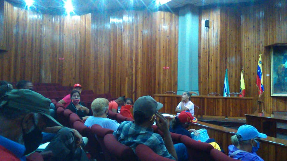 Reunión en el auditorio de la Alcaldía,  de la actividad el día de hoy Lunes 15 /02 con el Bloque Nacional de Comunas, continuando con la dinámica de las propuestas de ciudades comunales... <a href="/NicolasMaduro/">Nicolás Maduro</a> <a href="/NorisHerrerar/">Noris Herrera</a> <a href="/MincomunaA/">Mincomuna Aragua</a> <a href="/EdalgeMartinezz/">Edalge martinezz@gmail.com</a> <a href="/fbtaragua/">FRENTE B. TAXISTAS</a> #ComunaONada