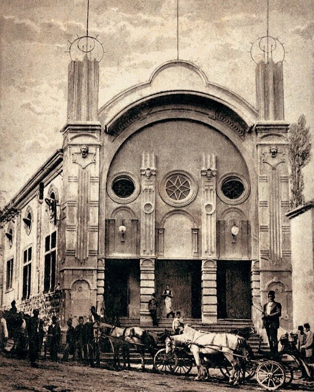 Trabzon🌊 #SahneHeryerde

Ermeni Bedros Pilosyan tarafından Trabzon’da ilk sinema gösterimi 1909 yılında başlamış ve 1911 yılında inşa edilen bu yapı “Pilosyan Tiyatrosu” olarak anılmıştı. Temsil mekanı; o yıllarda tiyatro, sinema, konser, opera ve balolara ev sahipliği yapardı.