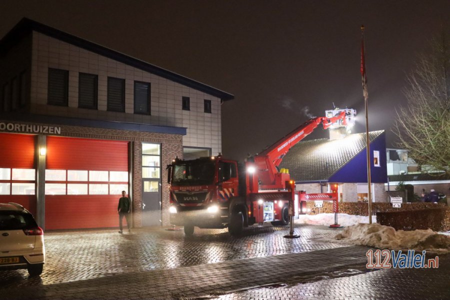 Schoorsteenbrand bij buren van brandweerkazerne in #Voorthuizen snel geblust. 112Vallei.