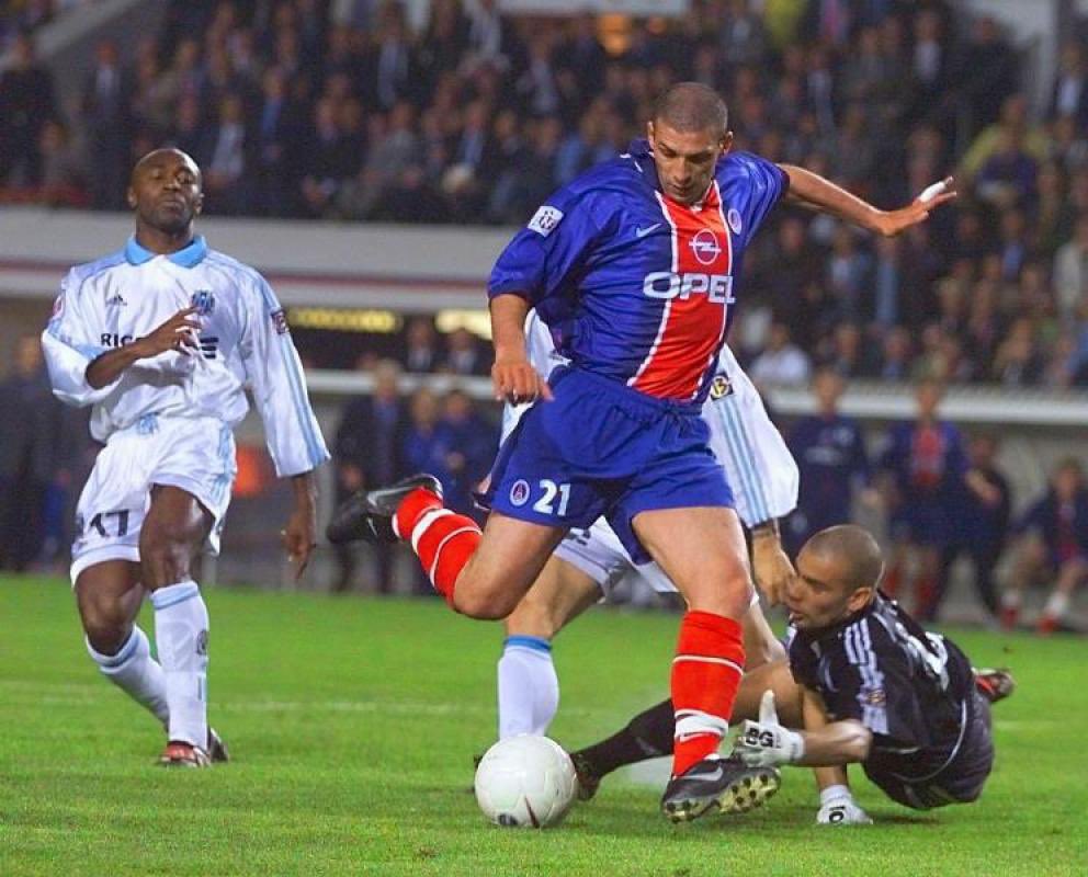 Pensée également aux génies qu’on ne citera pas dans le classement comme Igor Yanovski, Charles-Edouard Coridon, Enrique de Lucas, Stéphane Pichot, Vedad Ibisevic, Éric Cubilier, Bruno Rodriguez... (Et oui, la liste est encore très longue, le top 100 était largement faisable)