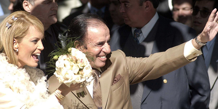 GlamoramaCL's tweet photo. El amor de Cecilia Bolocco y Carlos Menem que empezó con un corazón Bulgari y terminó con paparazzeo en Miami https://t.co/Vh8Xq3mUS9 https://t.co/83tRsiJvrU