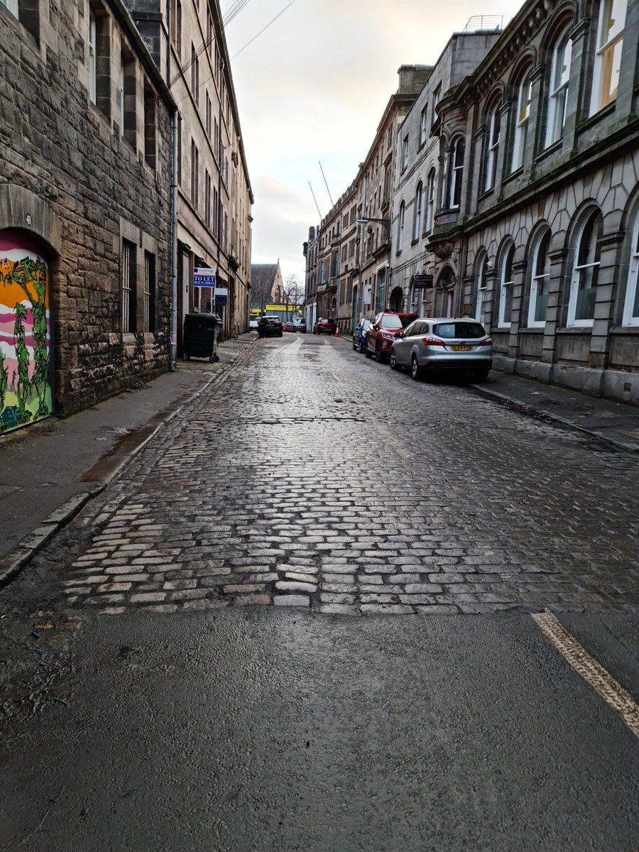 erinrix01's tweet photo. Made it to Edinburgh!!!! My street for the next few months.... now to settle in and make it home, well the best you can anyway 😁😁
#joinmyjourney #aussieinscotland #Scotland #Edinburgh #leith #gettingcosy https://t.co/dh6cR5LDUn