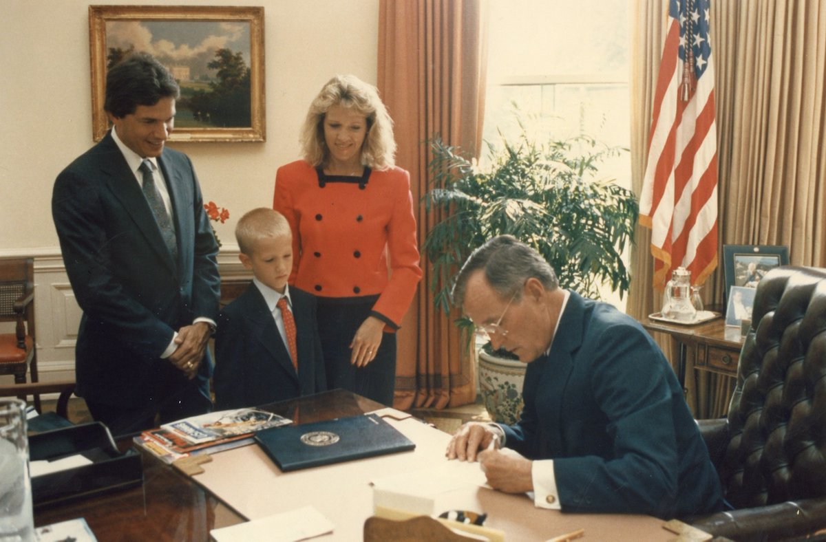 GeorgeStrait's tweet photo. Happy Presidents' Day! Here's a #throwback to when George, Norma, and Bubba Strait visited the late George H. W. Bush in the Oval Office. 🇺🇲 https://t.co/yD72WwVYTR