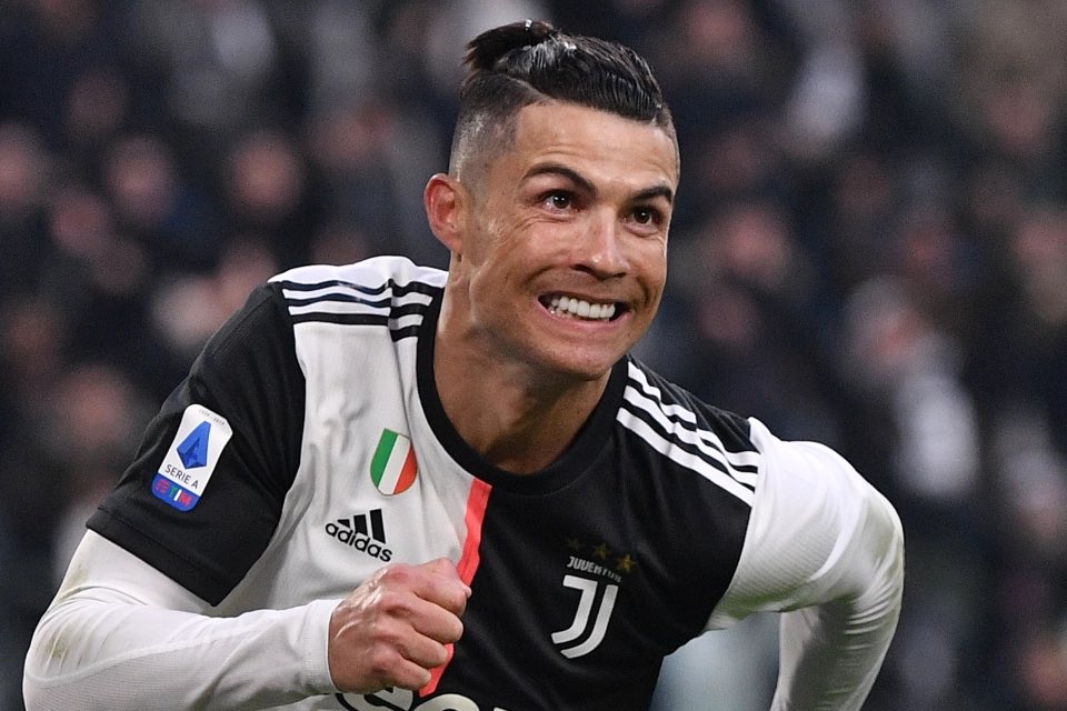 Onzefennec's tweet image. #threadfoot⚽️: bonjour tous aujourd’hui on se retrouve pour le thread football le sujet aujourd’hui est la générosité du joueur portugais Cristiano Ronaldo.

Donc c’est parti