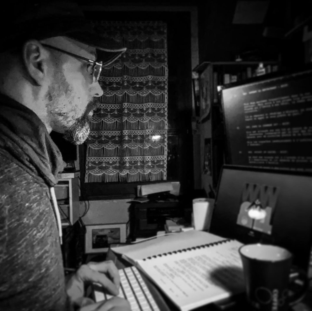 PerezYann82's tweet photo. Après une petite période de #silence, juste un petit message pour vous dire que les choses avancent tranquillement et en #musique avec #hanszimmer. #scenario #roman #histoires #creation #thriller #aventure #portrait #bureau #wonderwoman1984 #spotify #finaldraft11 https://t.co/7u7jFOpuQx