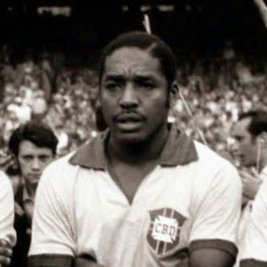 Je ne compte pas certaines grandes gloires du football qui sont venus dans un contexte à chaque fois particulier avant leur arrivée : Salah Assad (grosse blessure), ou les champions du monde Osvaldo Ardiles (Guerre des Malouines) et Joël Camargo (grave accident de voiture)