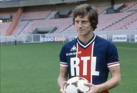 41/ Jean-Michel Larqué (1977-1979) Sorti de grandes gloires aux couleurs des verts, c’est en tant que joueur, entraîneur et entraîneur-joueur que Larqué échouera au PSG. Il devait amener son expérience au PSG, il finira 11 et 13ème de D1 avec Paris. La mayonnaise ne prendra pas