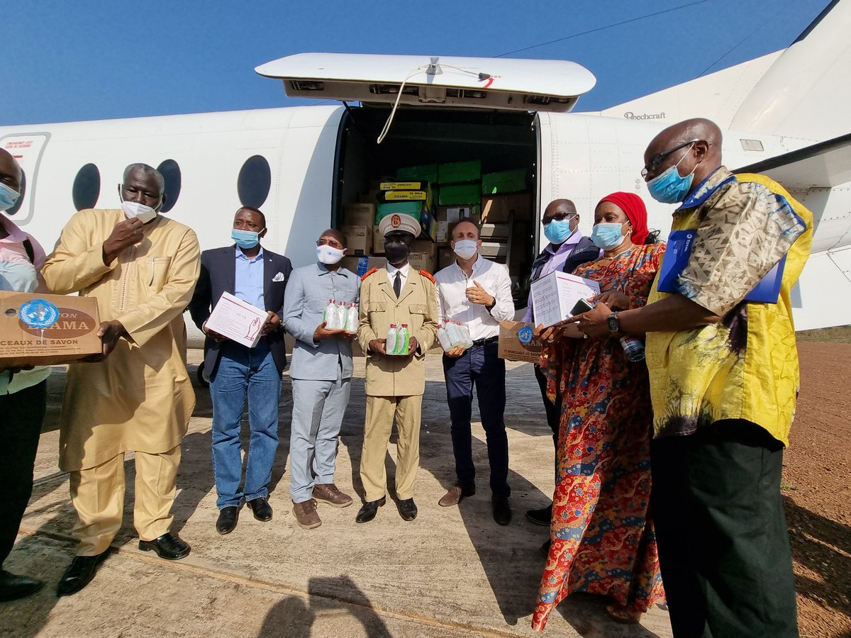OnuGuinee's tweet photo. @GuineeOneUN &amp; ses partenaires réagissent à la déclaration officielle @GouvGN de pays en situation  d'épidémie #Ebola

1er vol humanitaire d'urgence pr transporter des experts pr évaluer la situation &amp; des équipements sanitaires.
@anss_guinee
@guinee_oms
@CroixRouge
@MartinVncnt https://t.co/aOSH4rIYyz