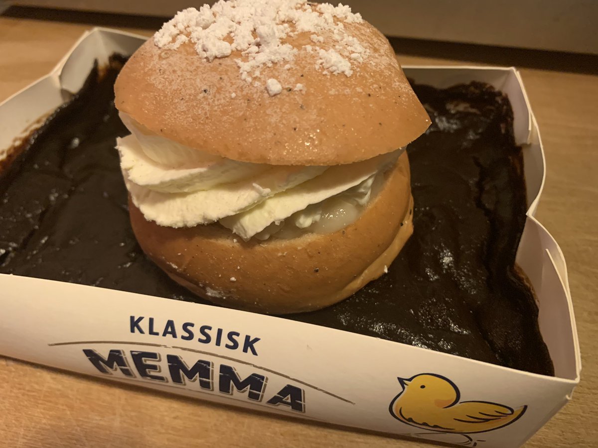 IkaheimoJorma's tweet photo. Perinneruokaa pukkaa! 
Rikligt med traditioner!
Semla mämmipedillä.
#semla #fettisdagen #memma #mämmi #laskiainen https://t.co/4jQoRRQD8V