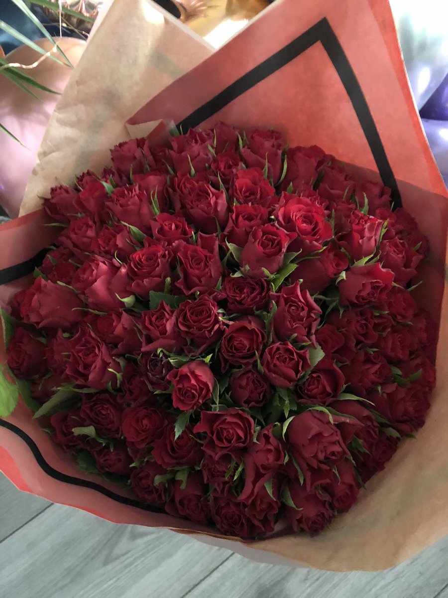 sixse_2's tweet photo. Happy Valentine’s Day ❤️🎁🌹
#ValentinesChallenge #ValentinesDay #ValentineWeek #roses #rose #100roses #Valentine #birthdaygirl #birthday #valentinesday2021 https://t.co/lXAPlR2ZQv