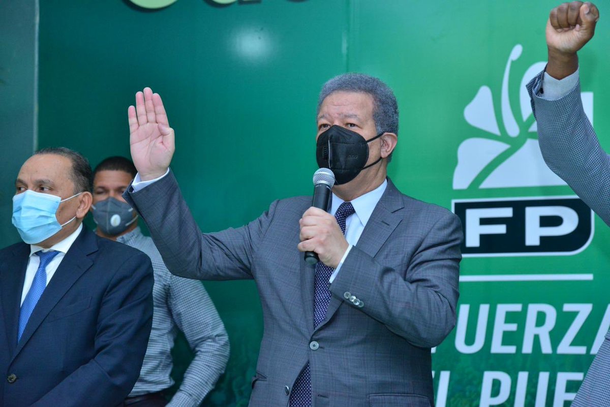 LeonelFernandez's tweet photo. Recibimos con beneplácito la incorporación a nuestra @FPComunica de 77 importantes dirigentes políticos de la provincia San Juan, a quienes hoy juramentamos en el partido de la esperanza del pueblo dominicano.

¡Enhorabuena! https://t.co/ojQGPY6s7n