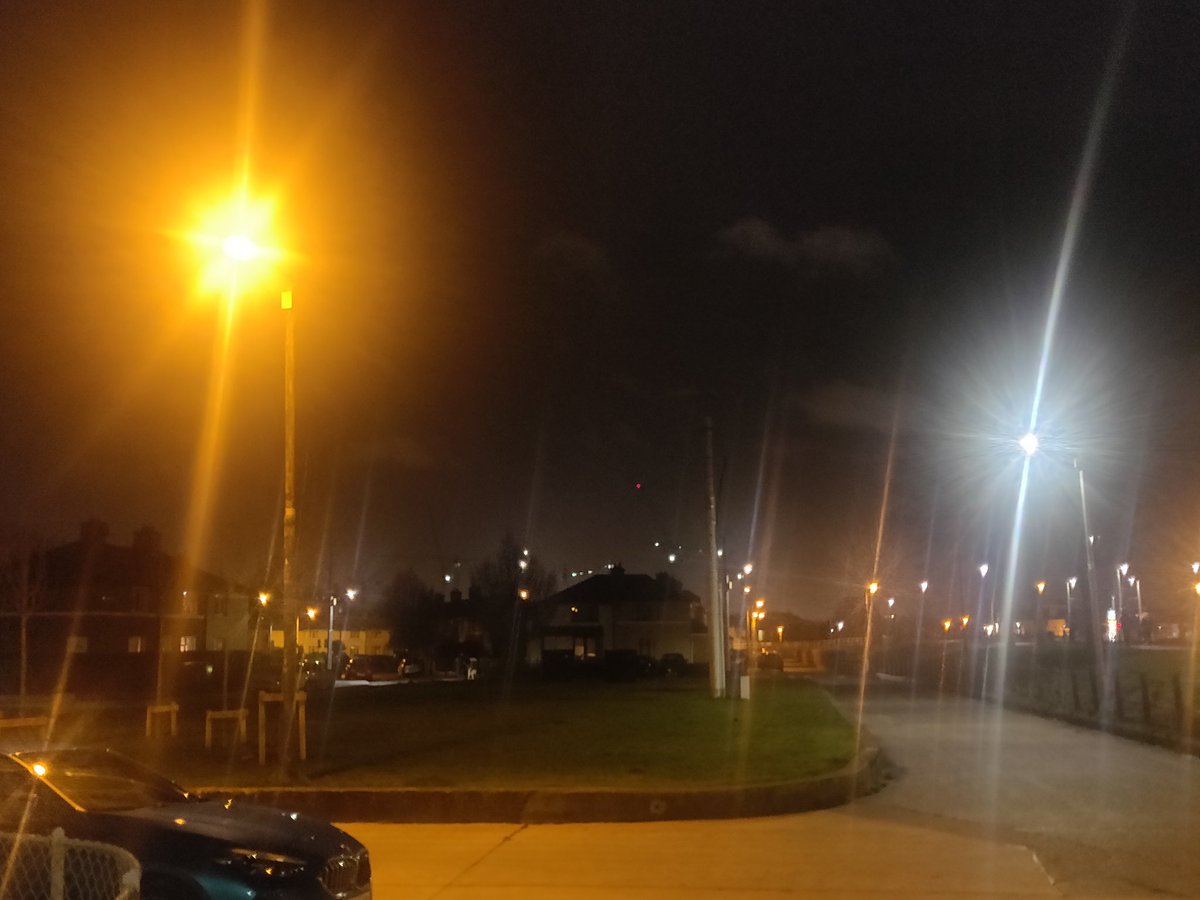 Bonus tweet: the streetlights have switched on. New one on right. Seems much whiter, less bright, but does illuminate much more clearly.