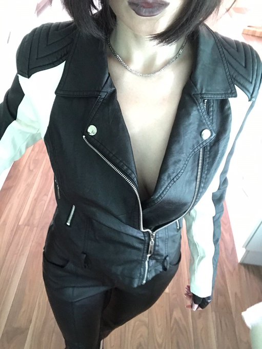 Leather gloves, leather jacket, leather love 😈 you're weak for me and we both know it... So just come<a href="/tag/snap"class="tags"><span>#snap</span></a>