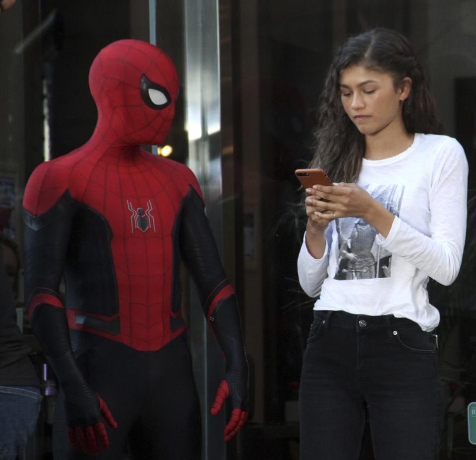 RT @themarvelparker: that time zendaya was showing a picture to tom holland on the spider-man set https://t.co/6vcDfgAK4E