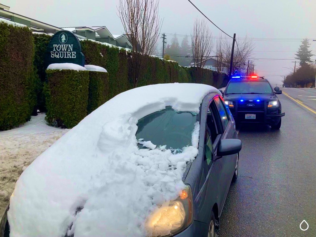 EdmondsPolice's tweet photo. Meanwhile...
Today we stopped this vehicle and gave the driver some advice on safer driving habits. The officer even cleaned the snow off the car before sending them on their way with a warning. https://t.co/RZL6M18hn2
