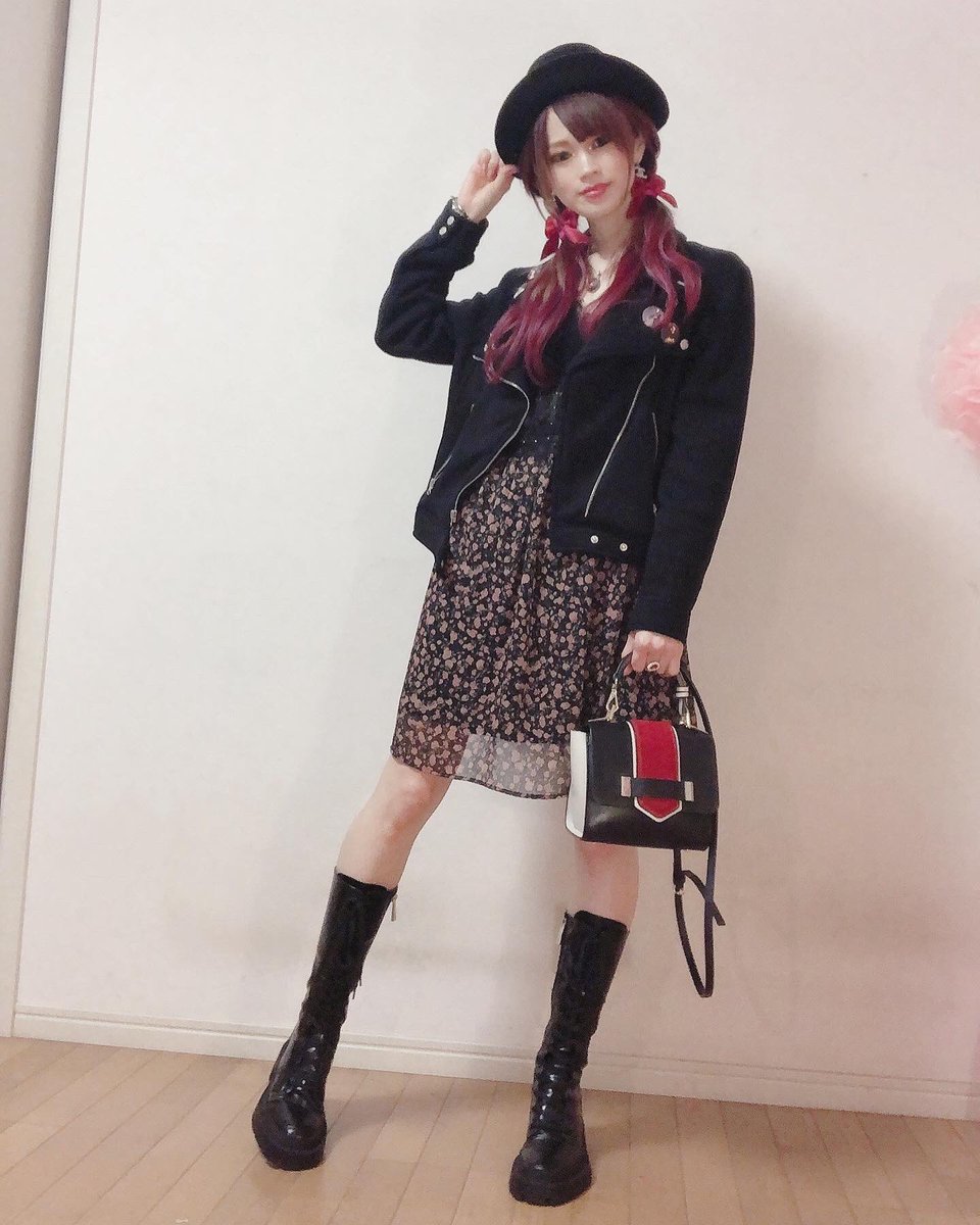 Uzivatel みっちゃんわーるど Na Twitteru ちょいロック甘コーデ 薔薇柄ワンピース ワンピもバッグもブーツも全部 Zara 帽子はカシラ