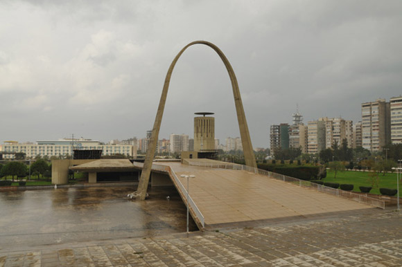 Rm_ArqT's tweet photo. #BrutalMonday 

Feria Internacional Rashid Karami 
Trípoli, El Líbano
#OscarNiemeyer

Son los restos de un proyecto nunca finalizado, una espectacular feria que comprende 15 estructuras y comenzó a construirse en 1963 y quedó paralizada cuando estalló la guerra civil en 1975 https://t.co/STHH1YTjrE